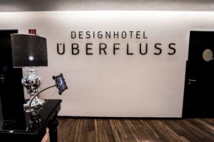 Im Designhotel ÜberFluss finden sich viele Designermöbel. 