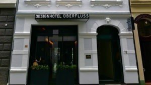 Frontansicht vom Designhotel ÜberFluss, das Gäste aus jedem Anlass buchen können.