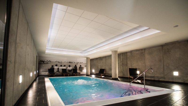 Der Indoor-Pool im Wellnesshotel mit seinem elegant-zurückhaltendem Design dürfte in Bremen einzigartig sein.