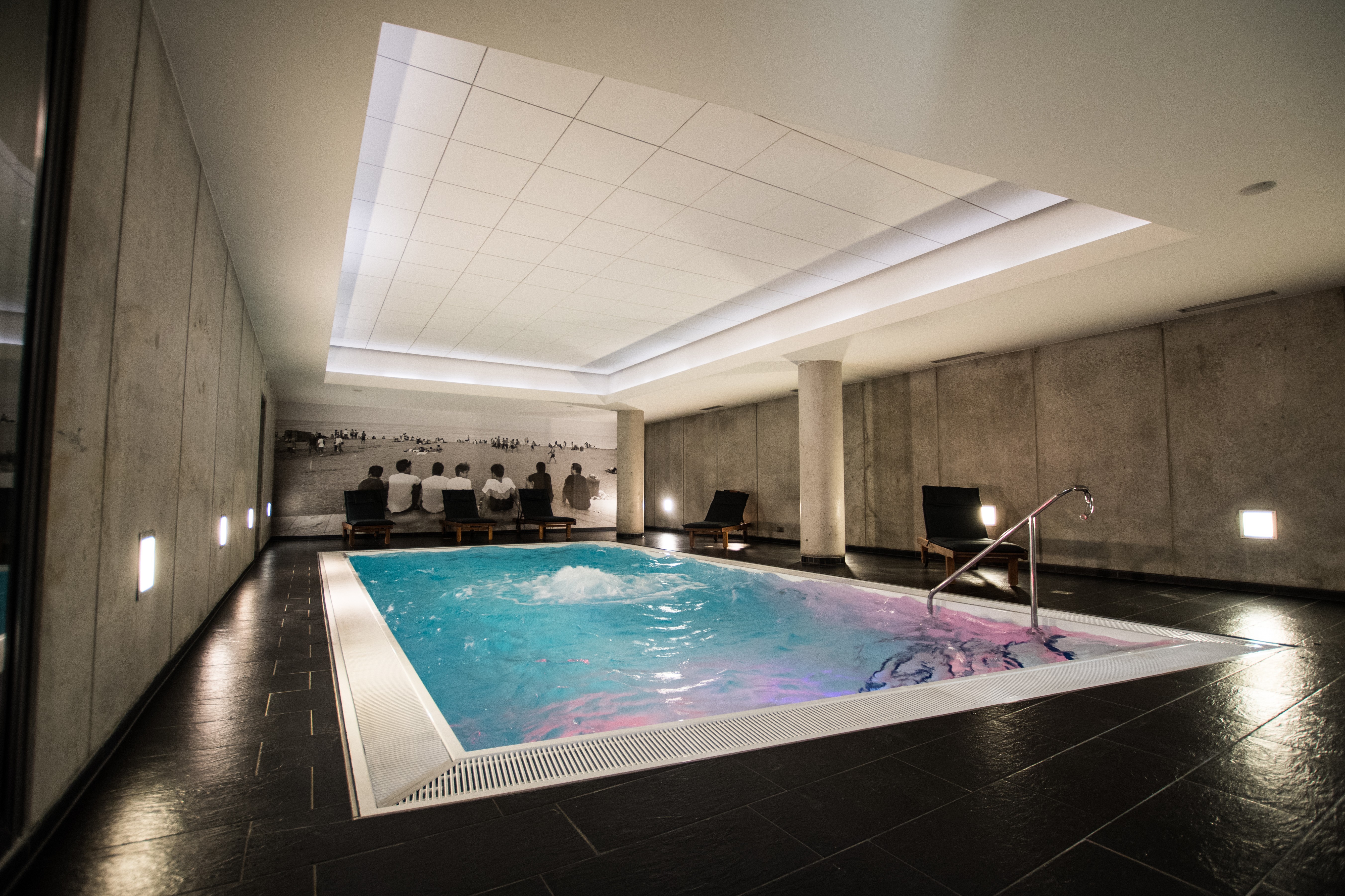 Der Indoor-Pool im Wellnesshotel mit seinem elegant-zurückhaltendem Design dürfte in Bremen einzigartig sein.