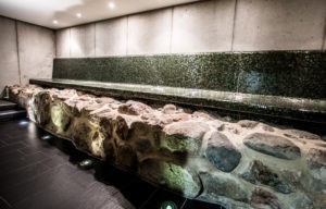 Die alte Stadtmauer von Bremen wurde in das Wellnesshotel integriert.