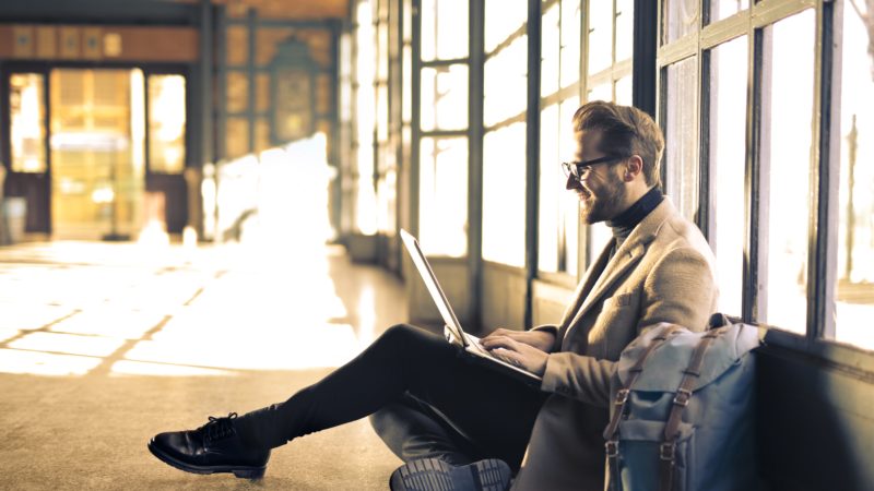 Auch am Bahnhof kann man mit der Commerzbank sein Online-Banking erledigen.