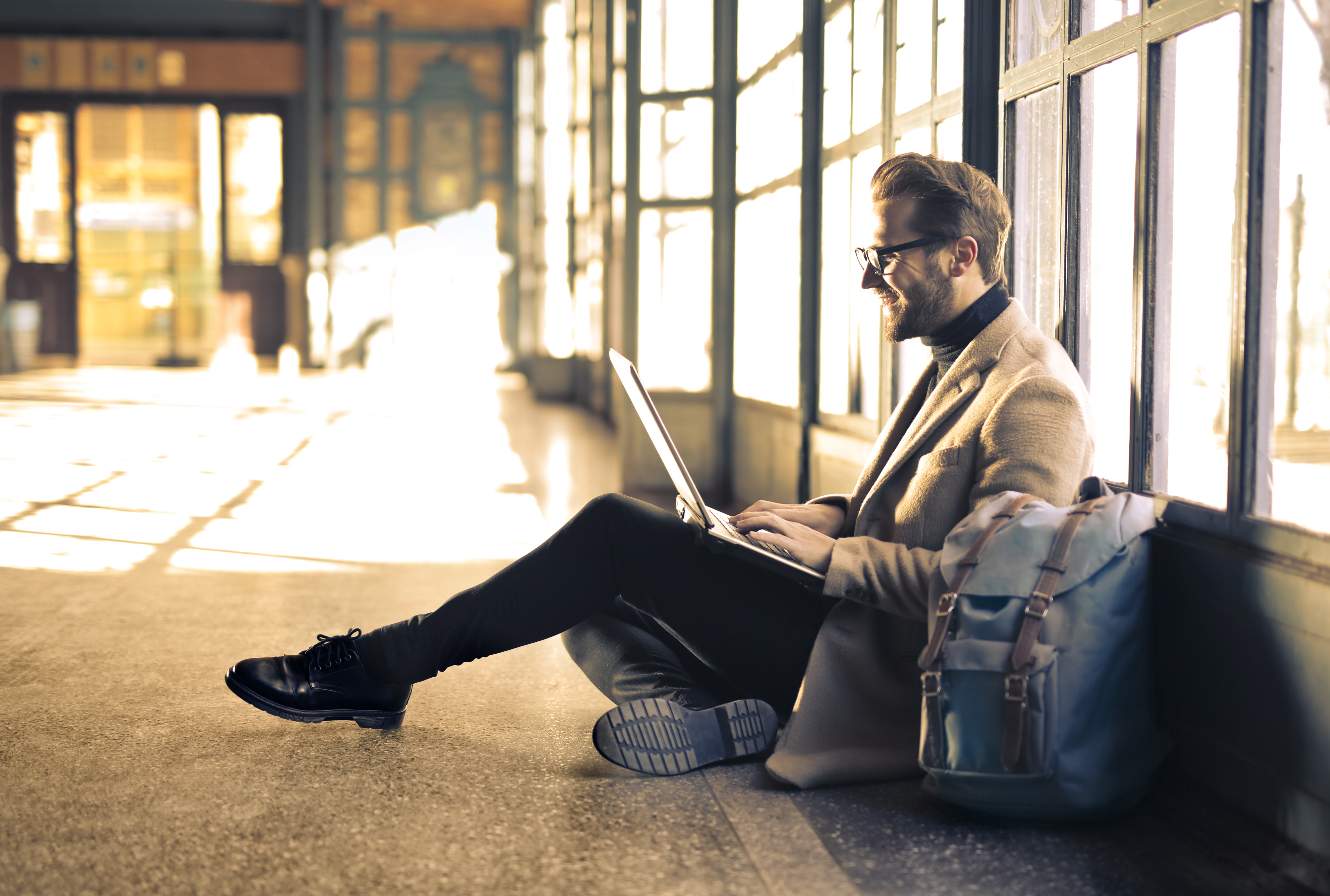 Auch am Bahnhof kann man mit der Commerzbank sein Online-Banking erledigen.