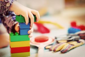 Ein spielendes Kind: Betreuung im Kindergarten statt Kita Platz einklagen