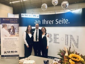 Bestatter Bremen: GE·BE·IN Mitarbeiter auf einer Messe