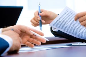 Wer einen Aufhebungsvertrag in Bremen bekommt, sollte direkt einen Fachanwalt für Arbeitsrecht einschalten und diesen prüfen lassen.