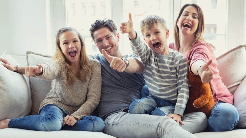 Eine Famile ist in einer Krankenversicherung in Bremen