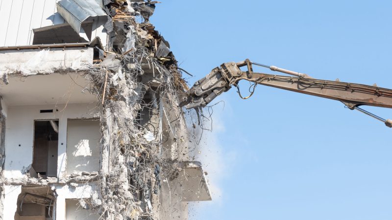 Abbruch in Bremen: Ein Bagger reißt ein Gebäude ab