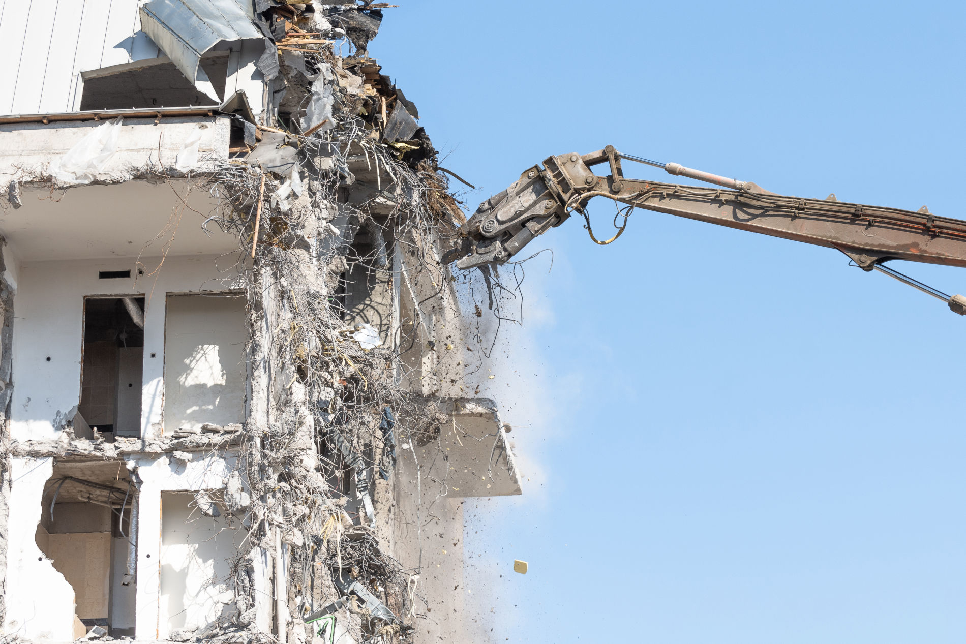 Abbruch in Bremen: Ein Bagger reißt ein Gebäude ab