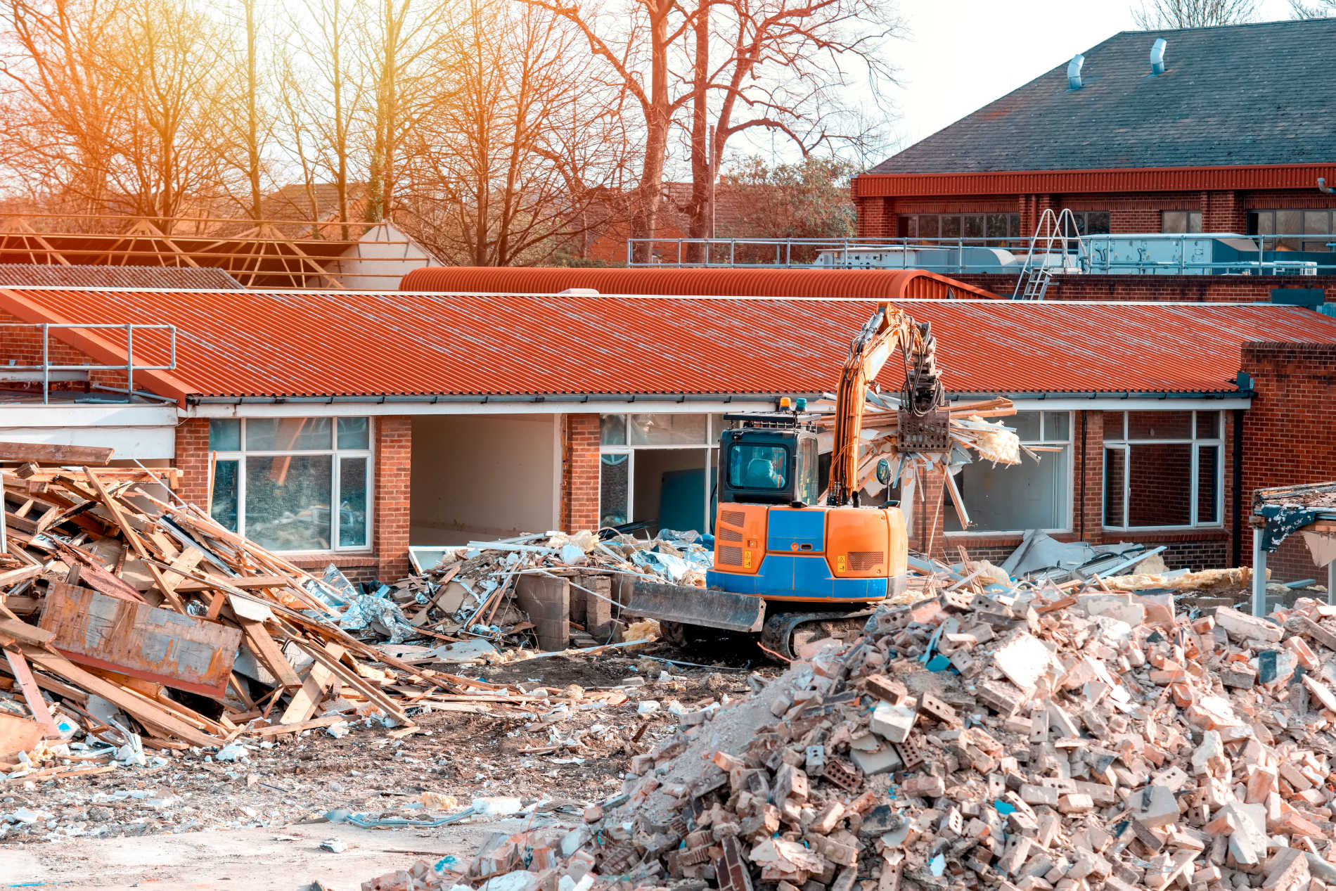 Abbruch in Bremen: Ein Bagger steht inmitten von Schuttbergen