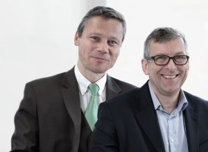 Torsten Bruns & Dr. Christoph Redmann, Fachanwälte für Erbrecht in Bremen, lächeln in die Kamera