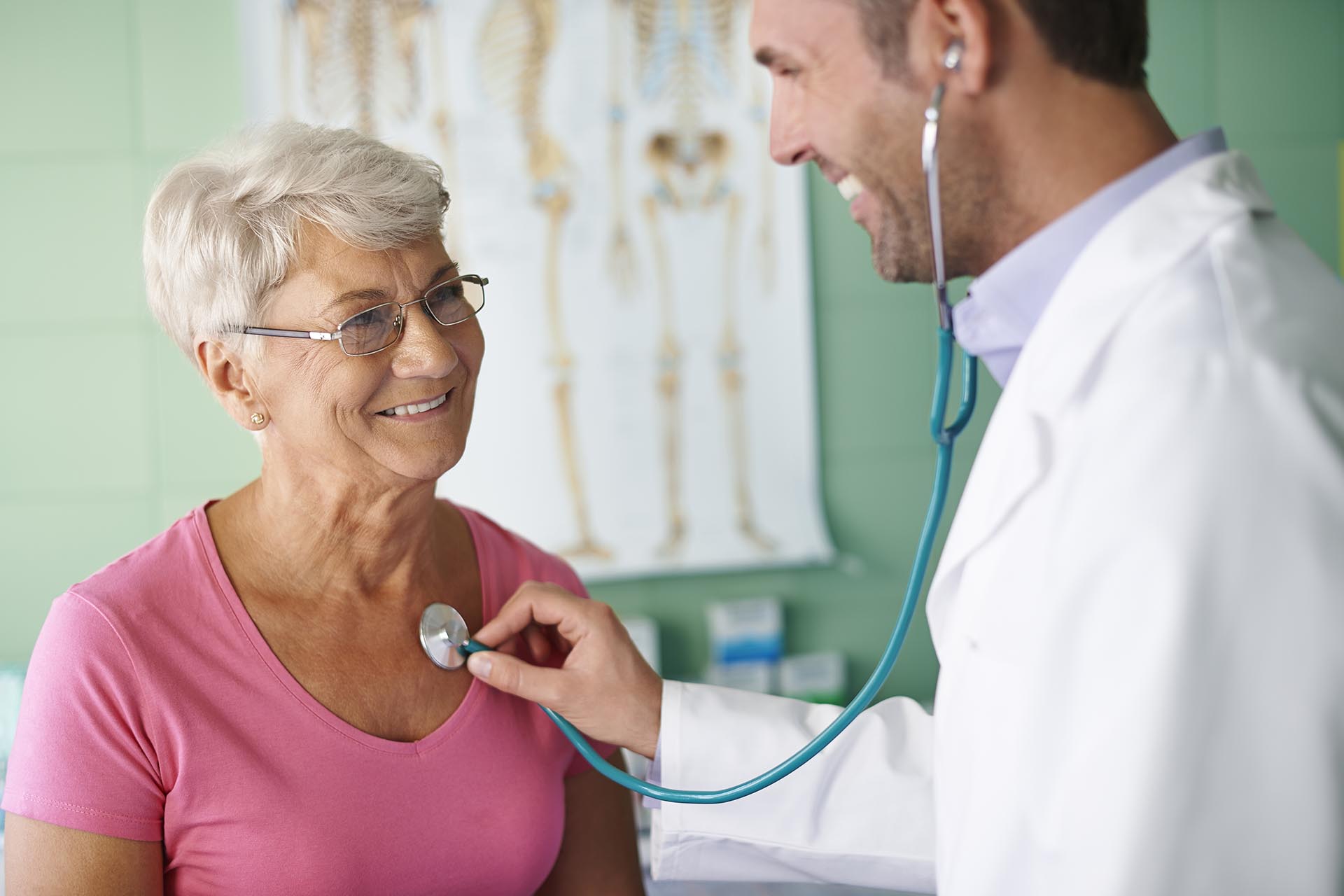 Patientin bei einer Vorsorgeuntersuchung bei einem Allgemeinmediziner, Bedeutung der Früherkennung für die Gesundheit