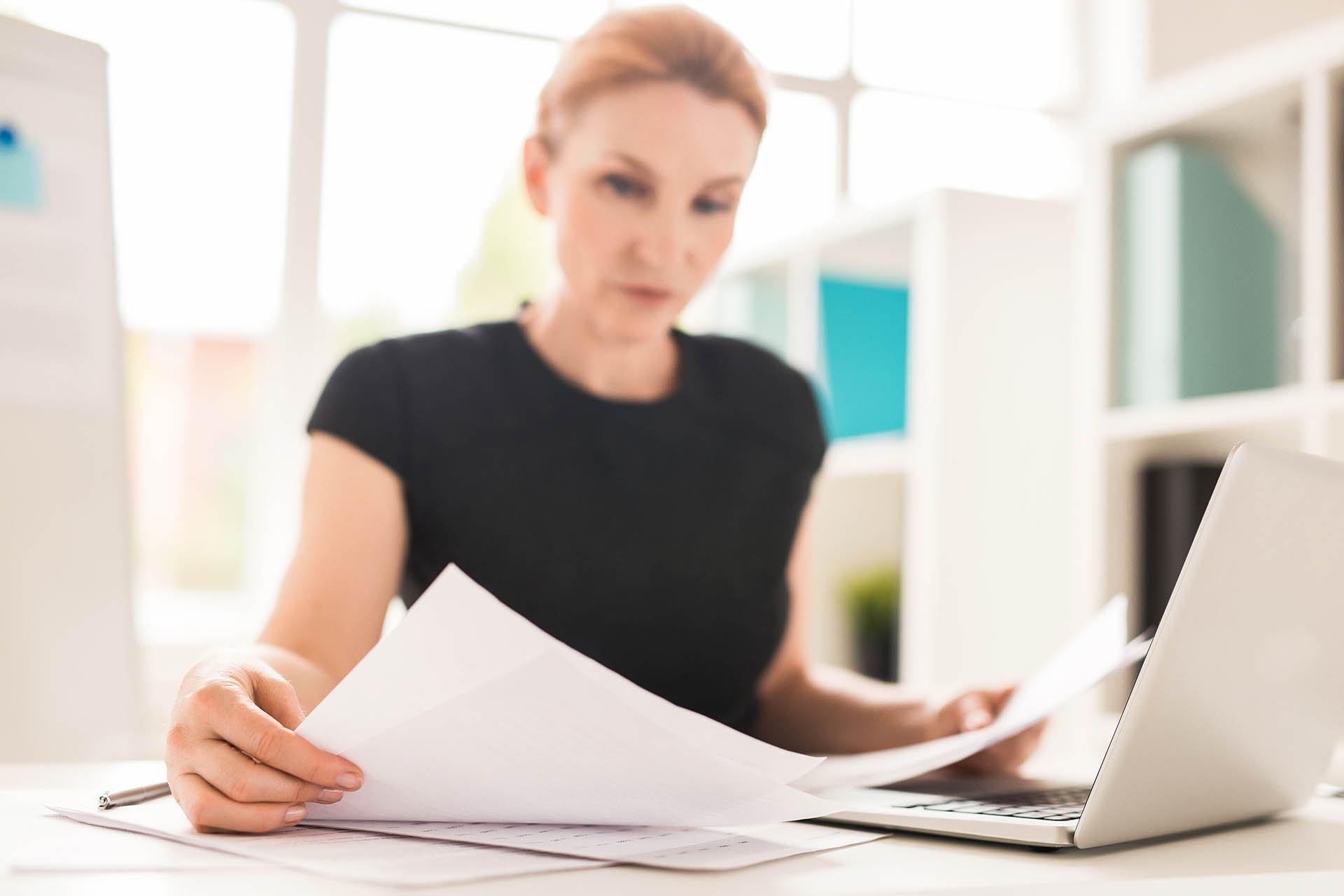 Steuerberaterin bei der Arbeit an Steuererklärungen am Computer