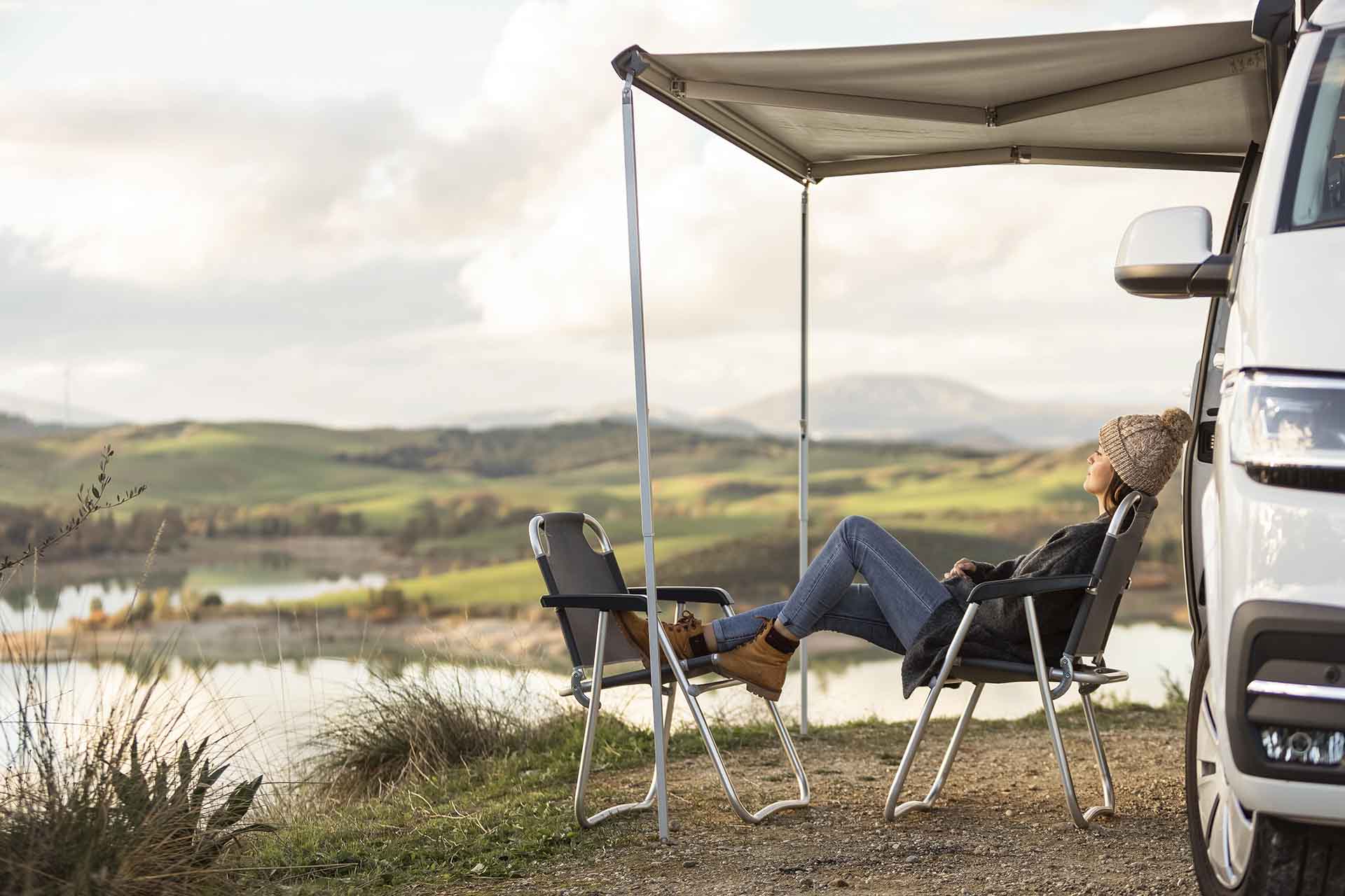 Campingplatz in natürlicher Umgebung, Fokus auf Outdoor- und Naturerlebnisse