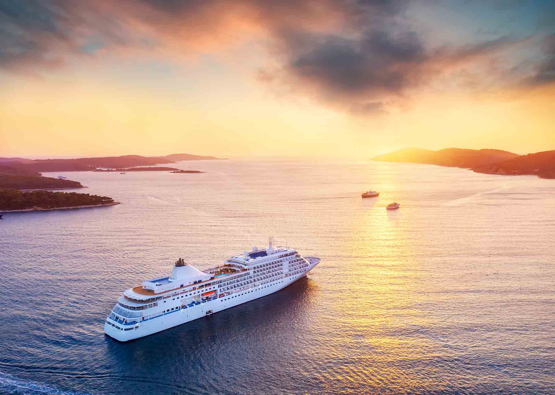 Kreuzfahrtschiff auf dem Meer, Darstellung von Luxus und Komfort auf Reisen.