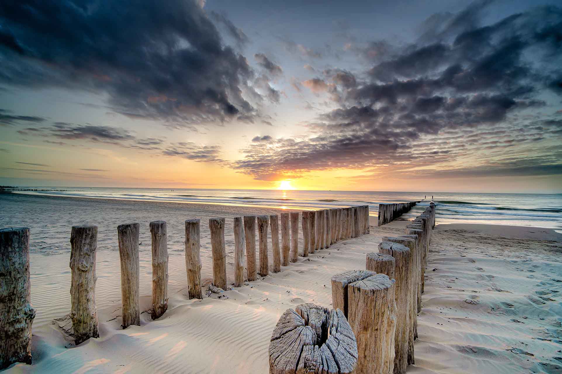 Ruhiger Strand an der Ostsee mit sanften Wellen und klarem Himmel, ideale Kulisse für einen entspannten Urlaub am Meer