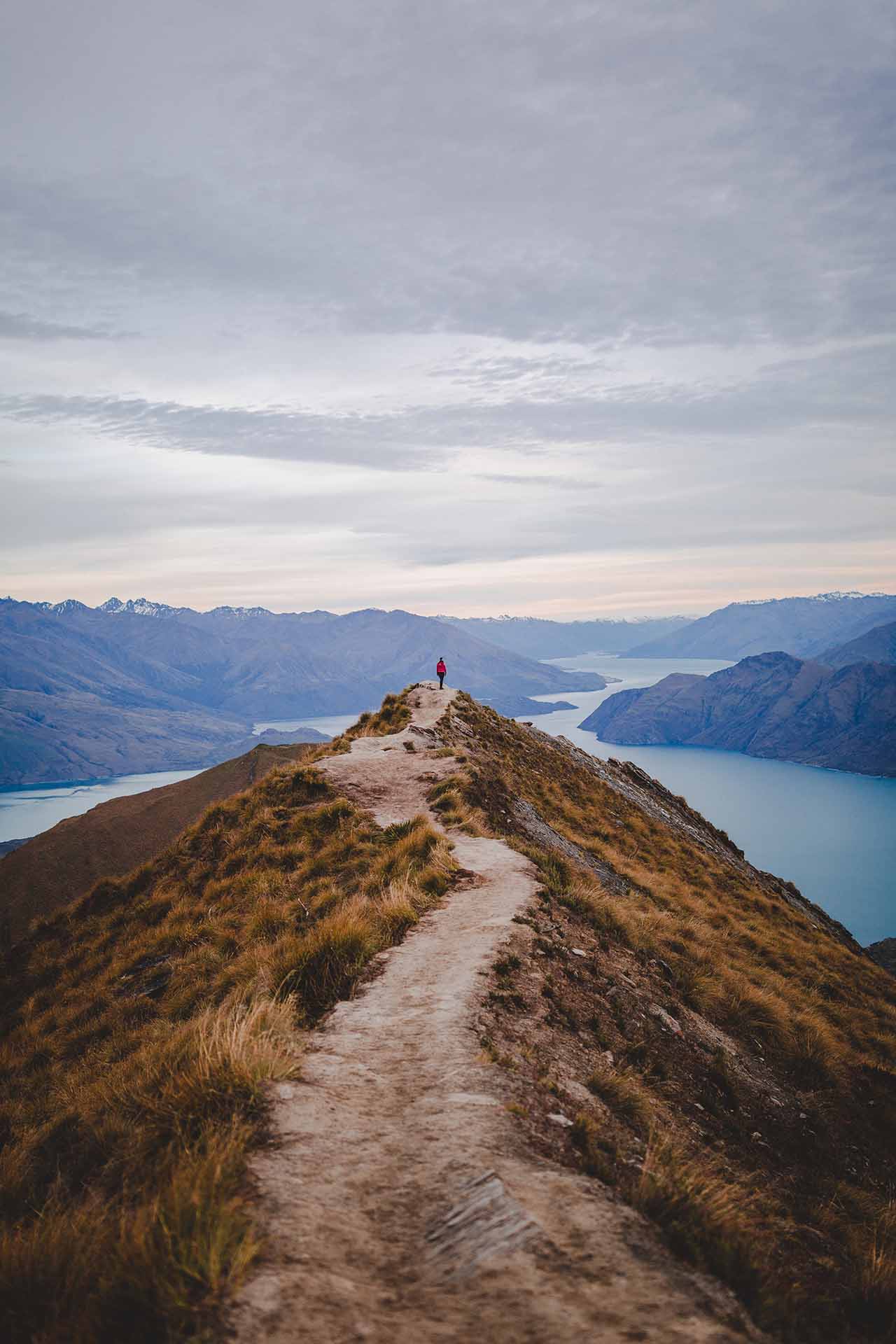 Wanderer auf einem Bergpfad, Darstellung von Abenteuer und Naturerkundung